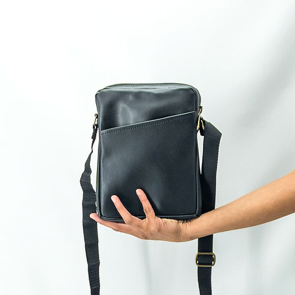 Lubay vegan bag for men, Kain model in black grape skin, on a light background.