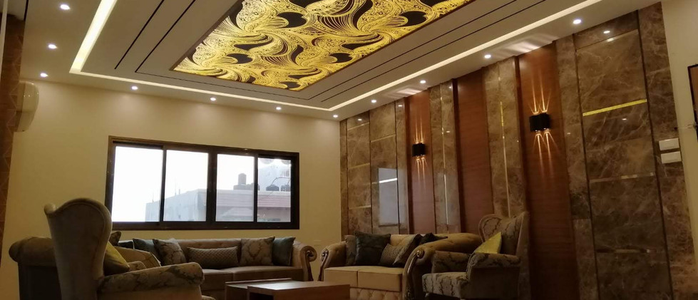 سقف ممتد في غرفة المعيشة