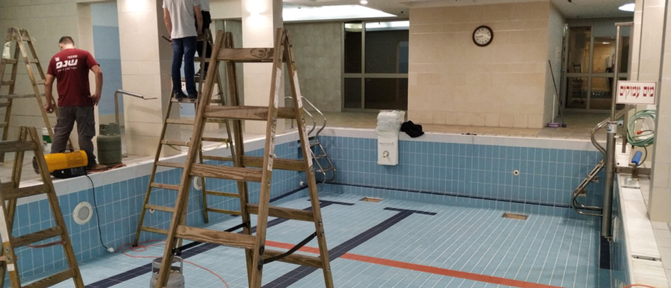 Натяжной потолок в бассейне Герцлии