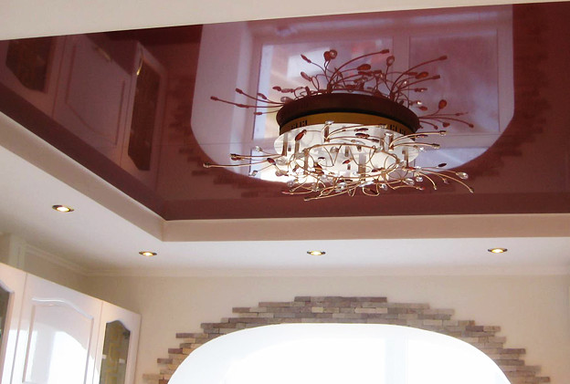 Потолок-с-люстрой-из-глянцевого-цветного