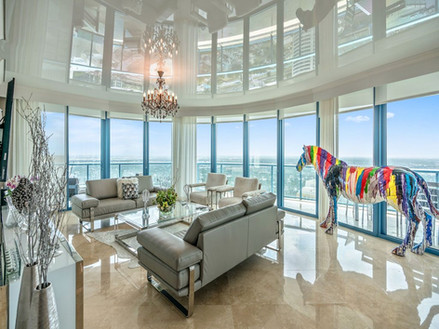 תקרה מתוחה מבריקה בצבע לבן 