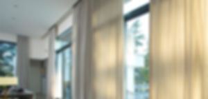 עיצוב תקרה מתוחה בגימור מט עם וילונות מוסתרים