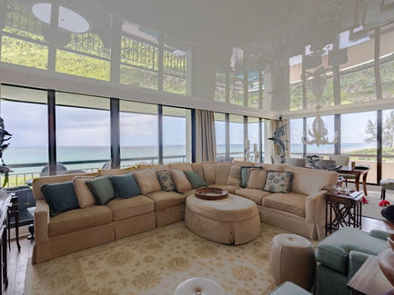 עיצוב תקרה מתוחה מבריקה בסלון 