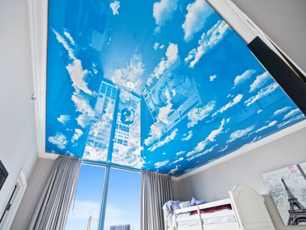 תקרה נמתחת עם הדפס שמיים