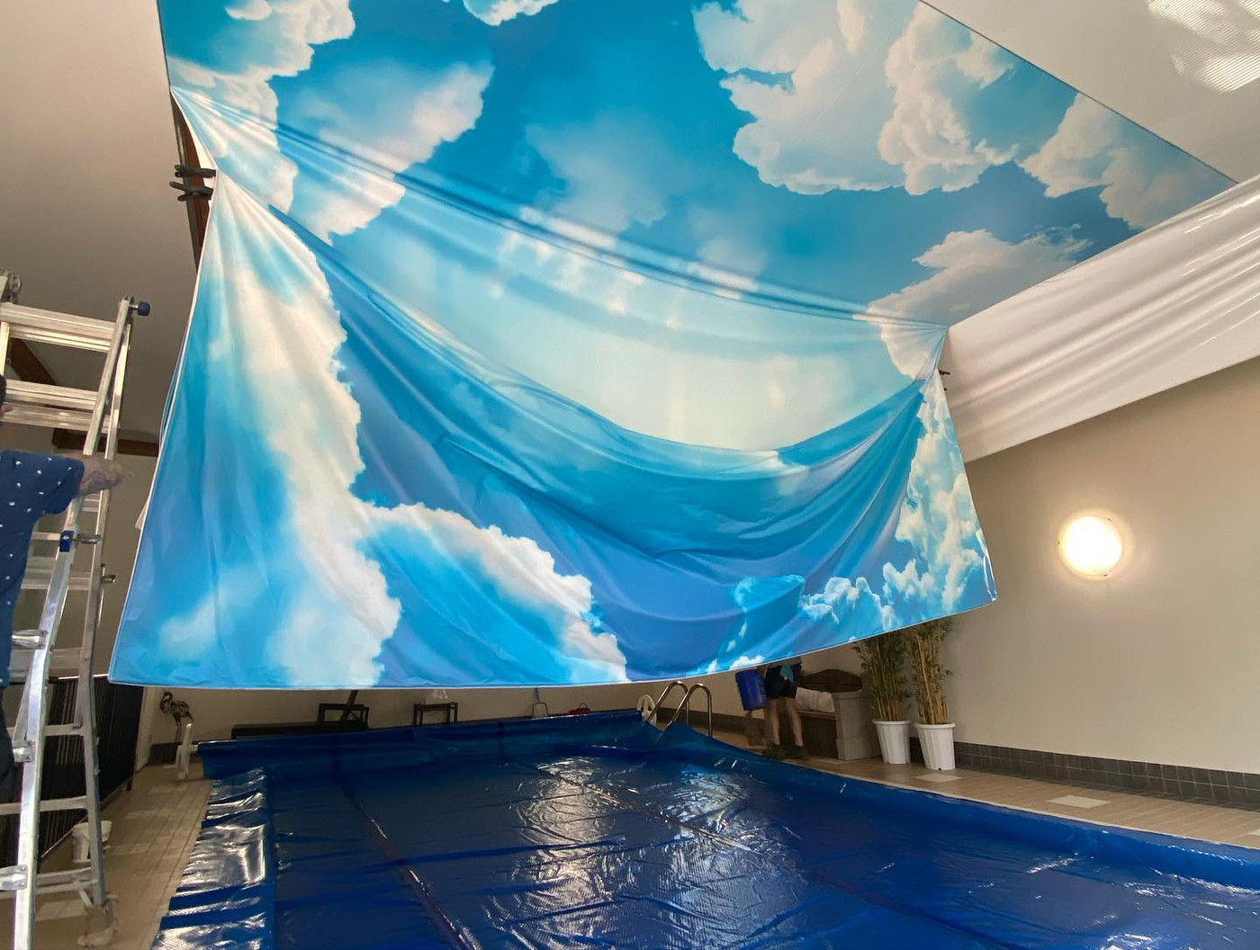 תקרה מתוחה שמיים לבריכה