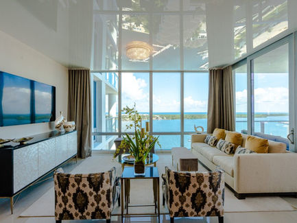 עיצוב תקרה מתוחה מבריקה בסלון 