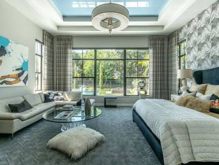 עיצוב תקרה מתוחה מבריקה בחדר שינה בשילוב עם תקרה מעוצבת מגבס 