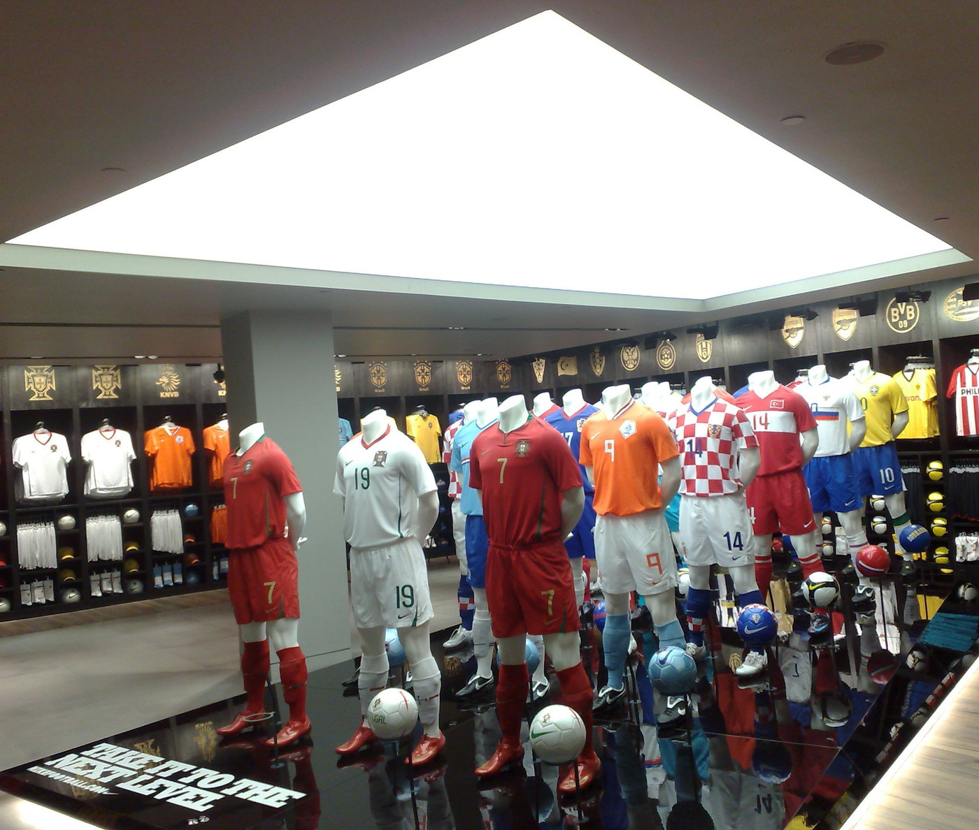 תקרה מתוחה מוארת