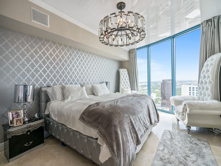 תקרה מתוחה מבריקה בצבע לבן 