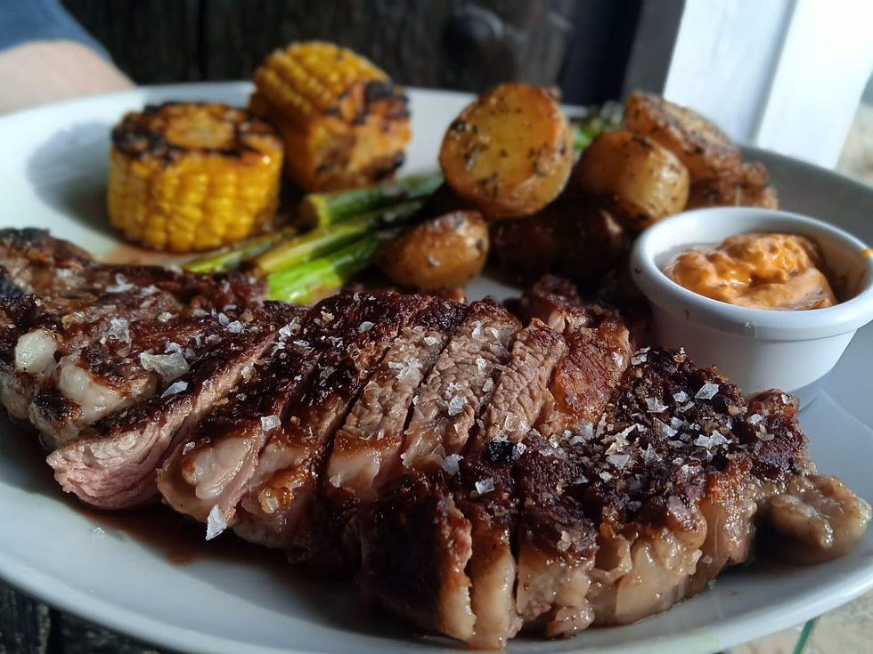 Primer plano de un plato tradicional andaluz con verduras y aceite de oliva