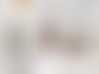 Collage aus modernen Interior-Elementen in hellen Naturtönen und Silber-Akzenten: organische Tischleuchte, grafischer Wandkerzenhalter, Holzregal mit Boxen, silberner Bilderrahmen mit Landschaftsfotografie, Sideboard aus hellem Holz, Freischwinger-Stuhl mit Rattan, minimalistischer Holztisch, Fotobuch und geflochtene Aufbewahrungsbox.