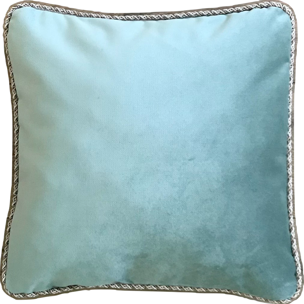 Samtkissenbezug in sanftem Blau mit dekorativer Borte, der Farbe, Textur und subtile Eleganz in ein hochwertiges Wohnkonzept einbringt.