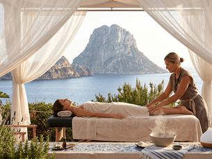 1. Masaje Holístico en Ibiza: La Experiencia Sensorial que Va Más Allá de un Simple Masaje