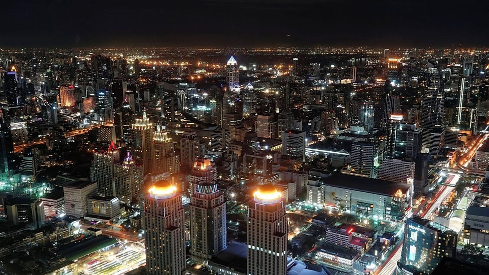 Vista nocturna comparada de Pattaya y Bangkok