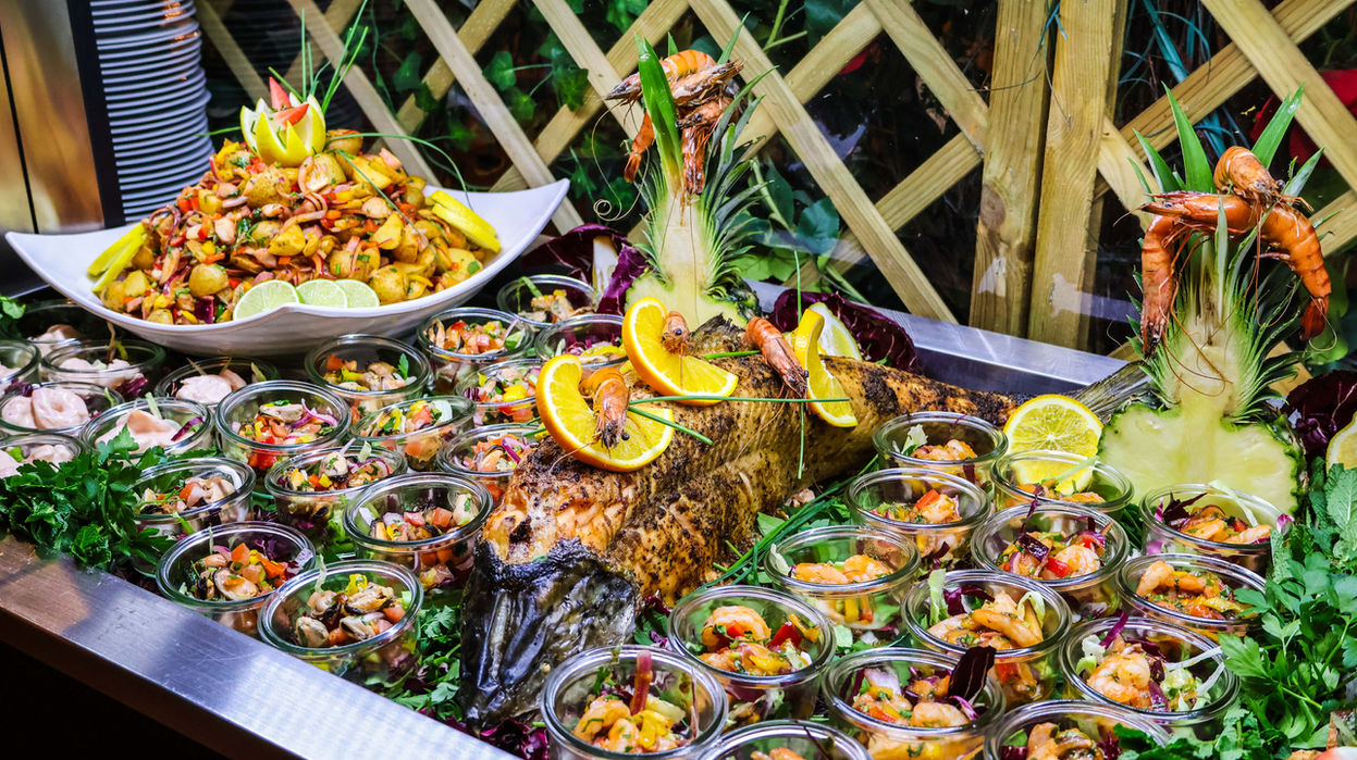 Ganzer Lachs mit diversem Fisch-Gerichten