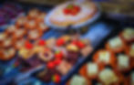 Buffet mit Kuchen, Tiramisu und Erdbeeren