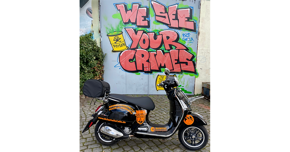 SicherheitsCelle Vespa vor Graffiti Kunst auf dem Geländer der CD Kaserne Celle