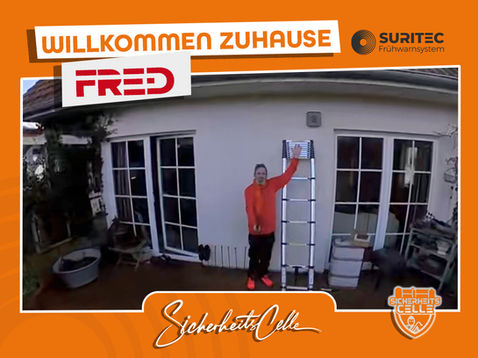Björn Emanuelsson von SicherheitsCelle montiert das FR.ED Frühwarnsystem von Suritec an einem Einfamilienhaus in Celle. Schriftzug: Willkommen Zuhause FR.ED.