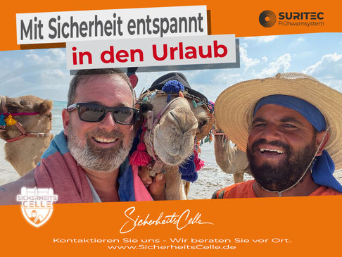Urlaubsfoto mit Björn Emanuelsson und einem Dromeda  und dem Schriftzug „Mit Sicherheit entspannt in den Urlaub“ von SicherheitsCelle und Suritec Frühwarnsystem.