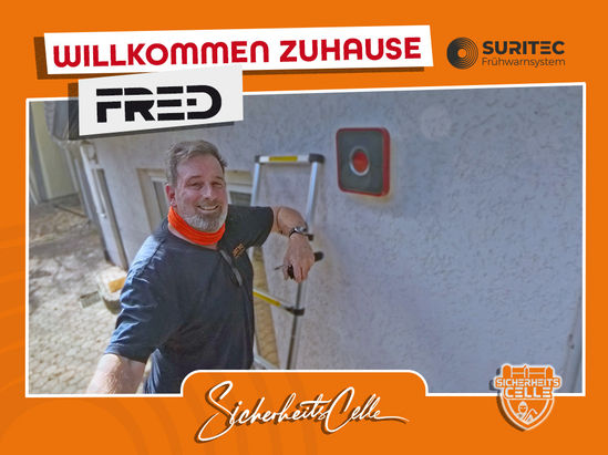Björn Emanuelsson von SicherheitsCelle auf einer Leiter mit montiertem Auußenmelder.