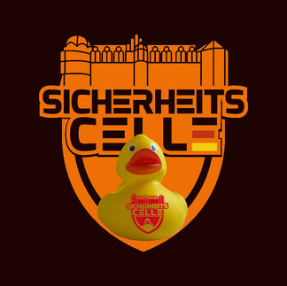 Quietscheente „FRED“ mit rotem SicherheitsCelle-Logo vor einem großen, orangefarbenen SicherheitsCelle-Wappen mit stilisiertem Celler Schloss auf dunklem Hintergrund.