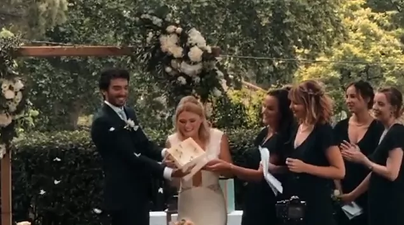 Weiße Schmetterlinge fliegen bei der Hochzeit aus der Schachtel