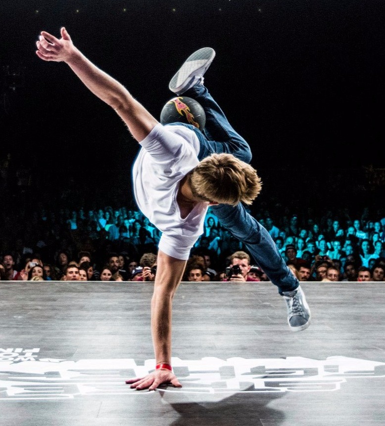 One-hand spin on stage in front of a crowd