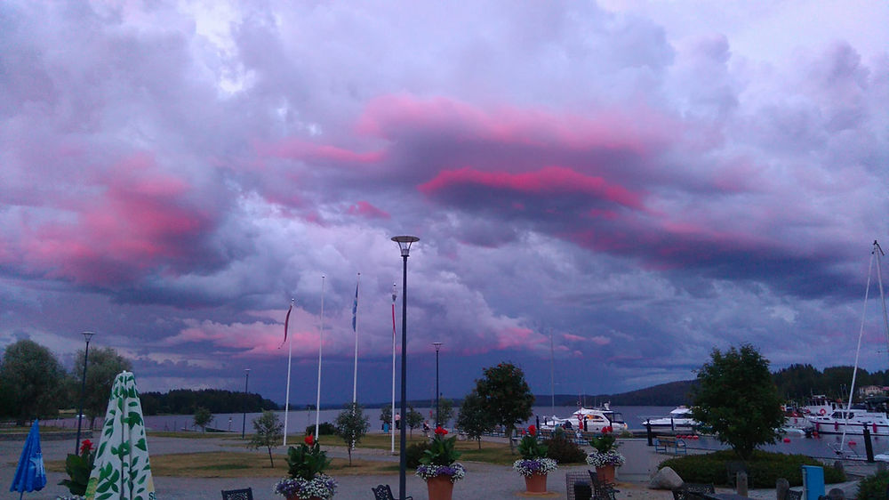 Auringonlaskuinen valokuva laitureille päin