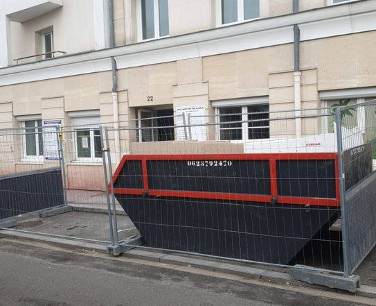 Benne de 10m3 pour évacuation déchets et sécurisation barrières chantier HERAS