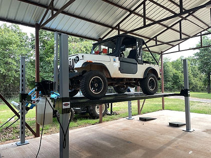 Jeep on Wildfire Lifts WF9000XLT.jpg