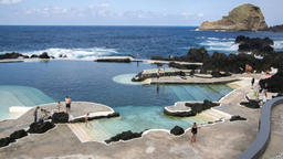 Madeira---Porto-Moniz---natuurlijk-zwembad---mensen---zee---water.jpeg