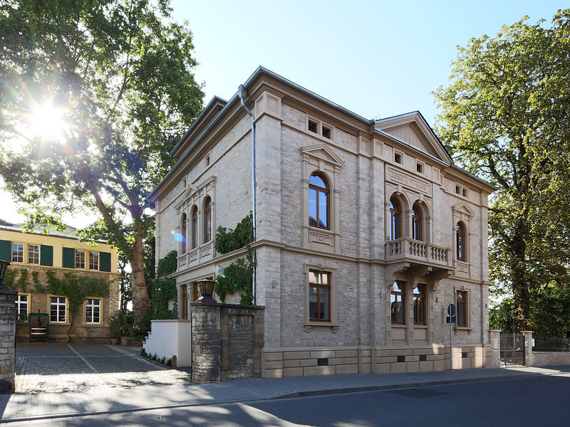 J.Neus Weingut seit 1881.jpg