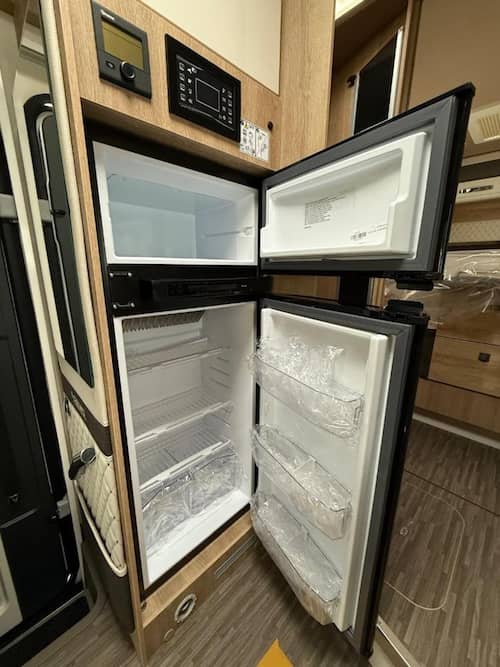 Mobilvetta Kea P90 pronta consegna a Roma, camper semintegrale con letto centrale e garage spazioso