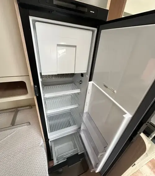 Frigorifero 145 litri a bordo del Siena 330