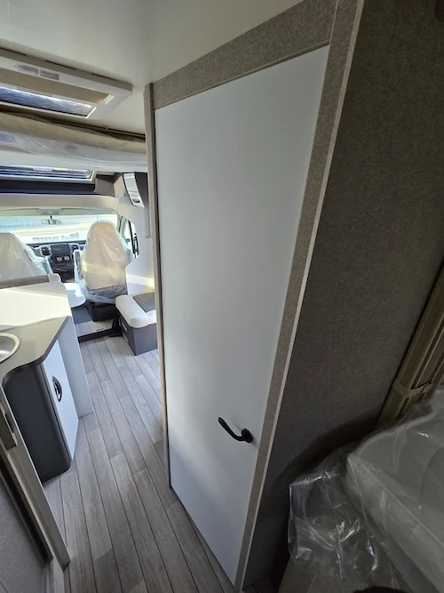 Camper semintegrale con tetto apribile