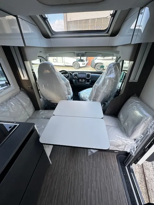 Mobilvetta Kompakt 68 dinette face to face