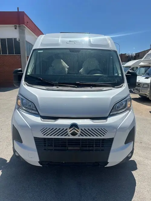 Esterni del camper McLouis Menfys 1 con livrea elegante