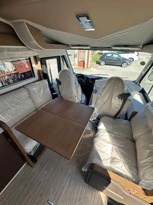 Vista interna Mobilvetta K-Yacht 90 – abitacolo e zona living