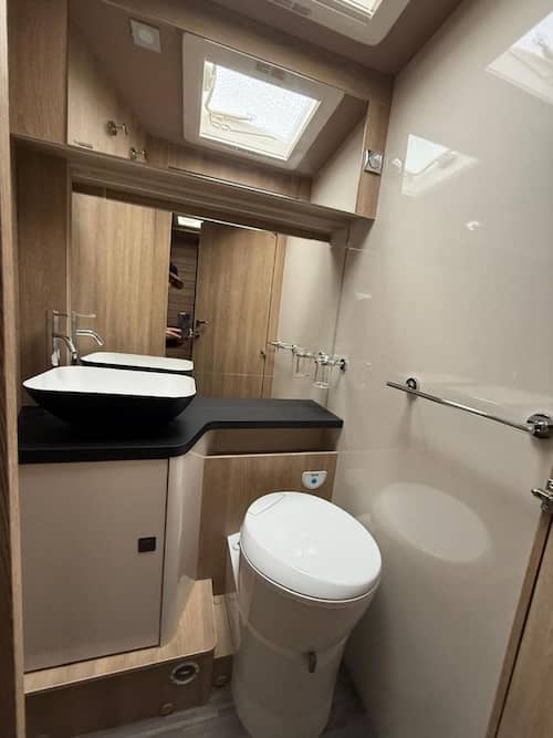 Bagno con doccia separata nel Mobilvetta Kea P90, finiture in legno e design funzionale