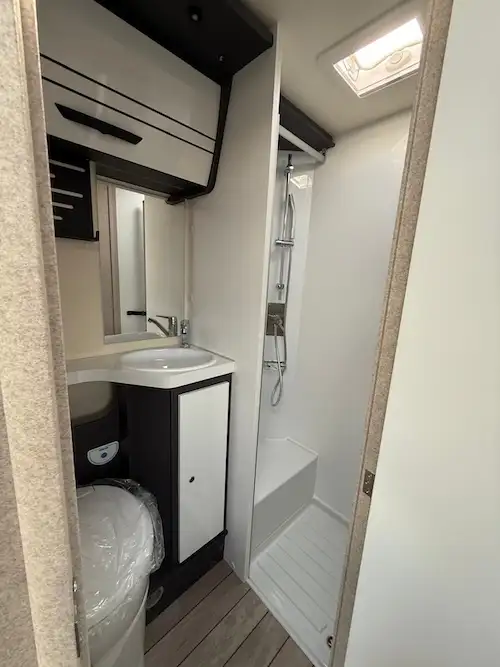 Bagno del camper McLouis MC4 360 con doccia separata