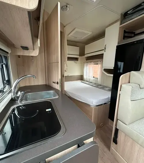 Oblò e illuminazione interna del GiottiLine Siena 330