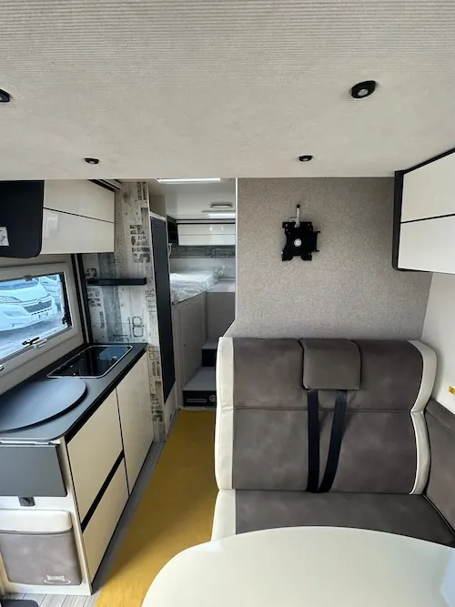 Camper compatto McLouis Slim 339 con larghezza 2,15 metri