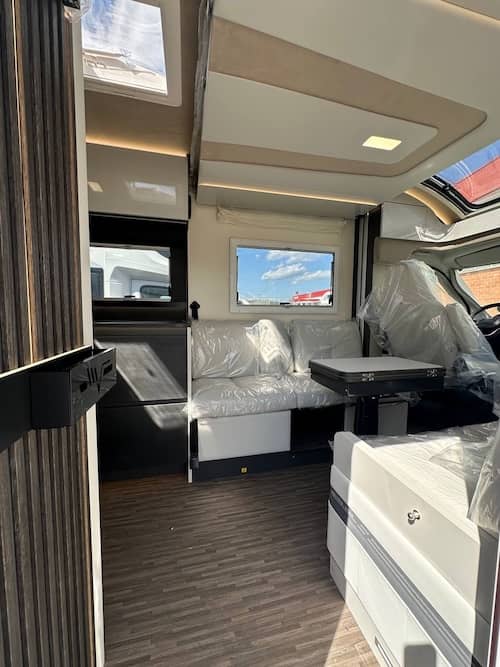 Interni eleganti del camper Mobilvetta Kea Kompakt 55 con finiture moderne
