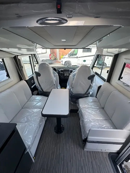 Motorhome con dinette face to face