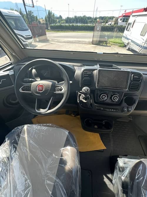 Cabina di guida del Mobilvetta Kea I86 con comodi sedili e tecnologie avanzate da Tiberi camper