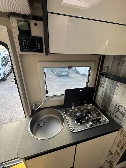 Dettaglio cucina camper semintegrale