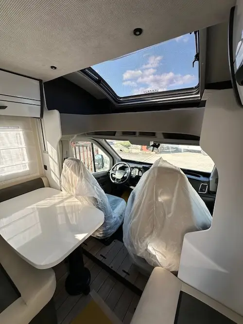 Zona giorno del camper McLouis MC4 373 con finiture moderne