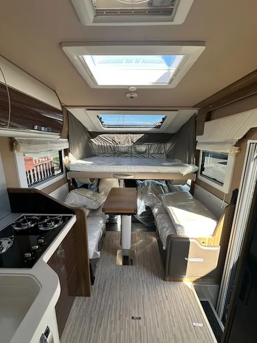Dinette face-to-face Mobilvetta K-Yacht 90 – comfort living motorhome