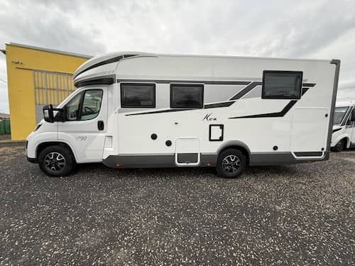 Vista esterna del Mobilvetta Kea P90, camper semintegrale con design aerodinamico e cerchi in lega da 16”