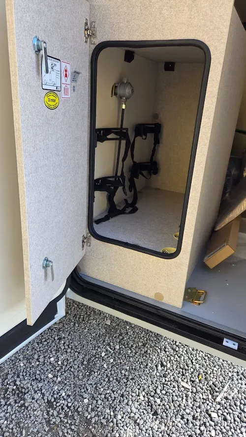 Ampio garage posteriore McLouis Slim 337 6.39 m